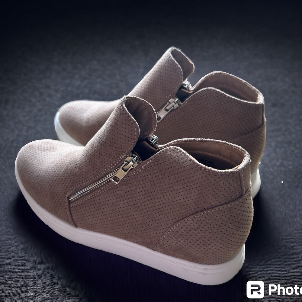 CUSHIONAIRE Womens Hart Hidden Wedge Sneaker